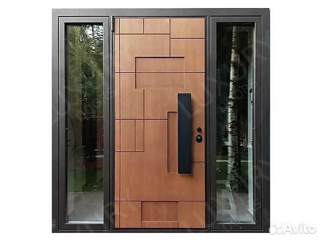 Широкая входная металлическая дверь на улицу