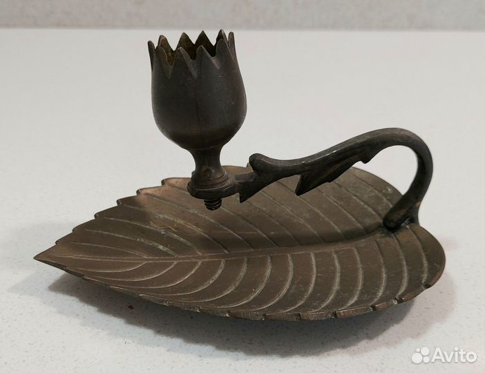 Металлический подсвечник с ручкой
