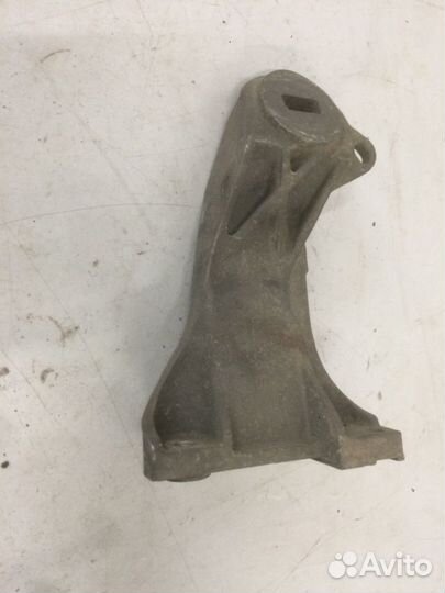 Кронштейн двигателя Audi 100 C3 MC