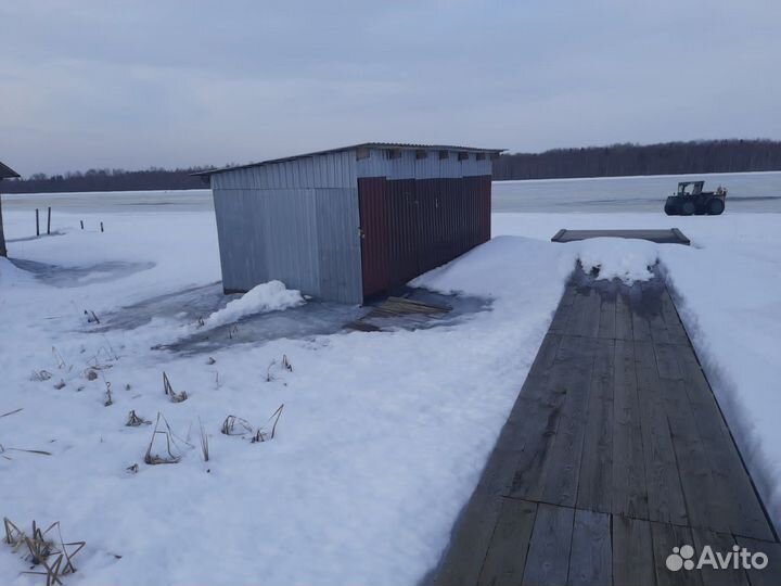 Лодочный гараж на воде