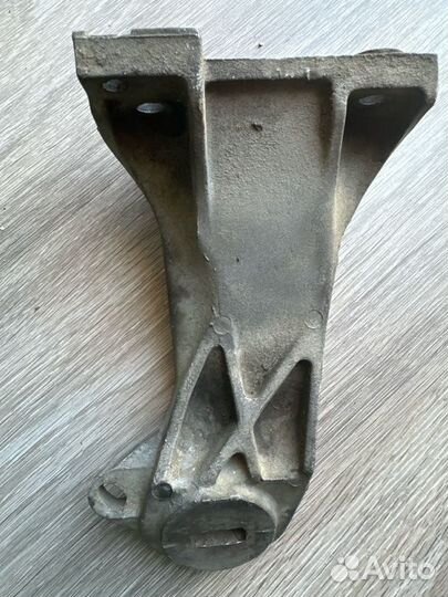 Кронштейн двигателя правый Audi 100 C3 1990