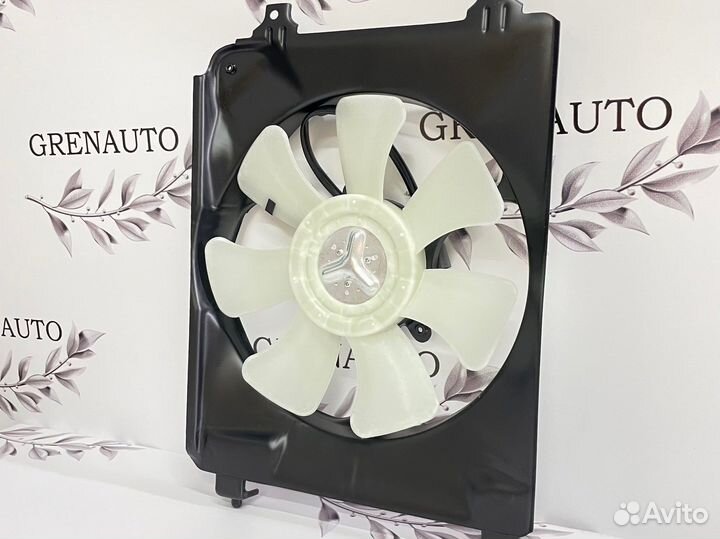 Диффузор радиатора правый Тайвань Honda Civic 8 4D