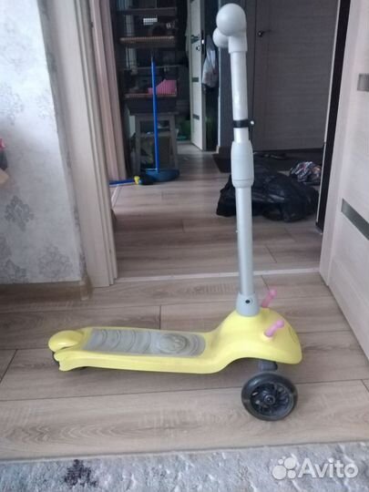 Электрический трёхколёсный самокат