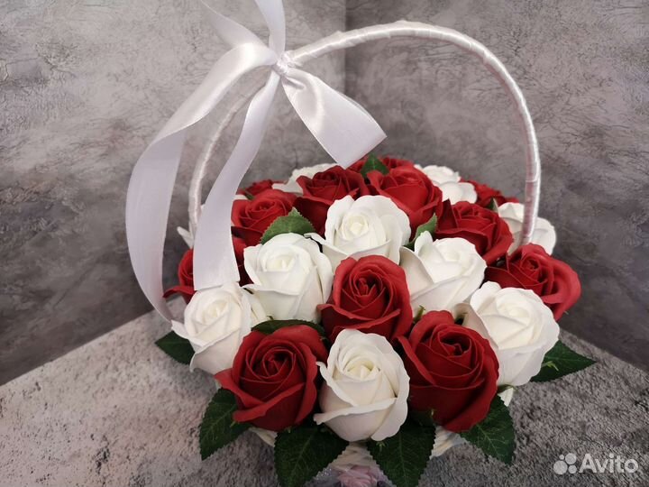 Розы в корзине