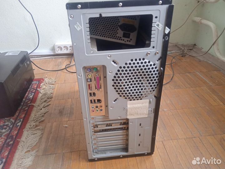 Два старых корпуса компьютеров