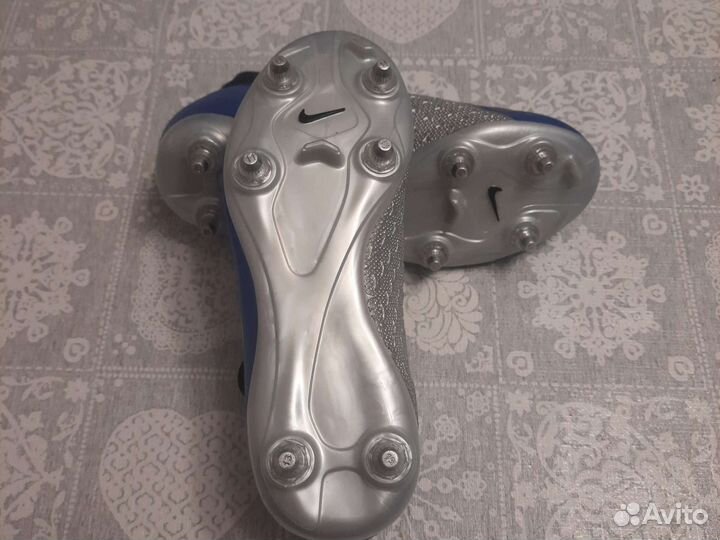 Футбольные бутсы nike phantom