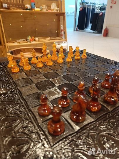 Янтарные фигурки шахмат