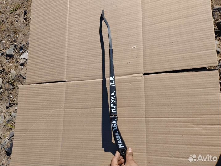 Поводок дворника правый Mazda Axela 1 Седан