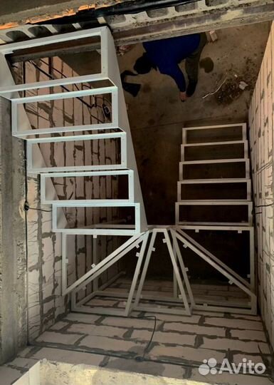 Лестница с забежными ступенями под ключ