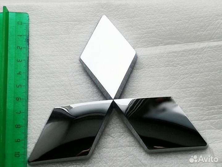 Эмблема решётки на Mitsubishi Outlander, Pajro