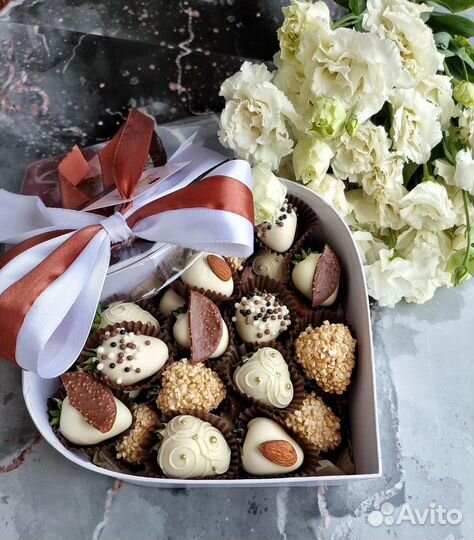 Клубника в шоколаде с шаром баблс