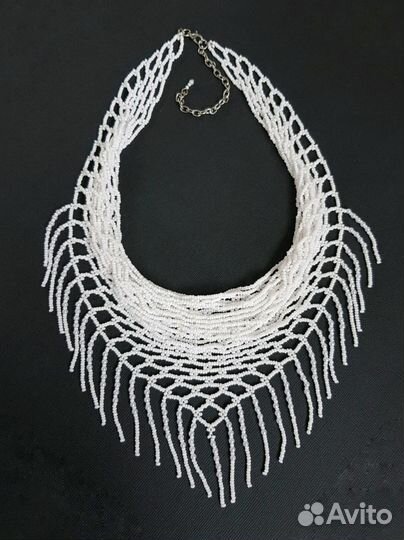 Колье-косынка из бисера белое свадебное