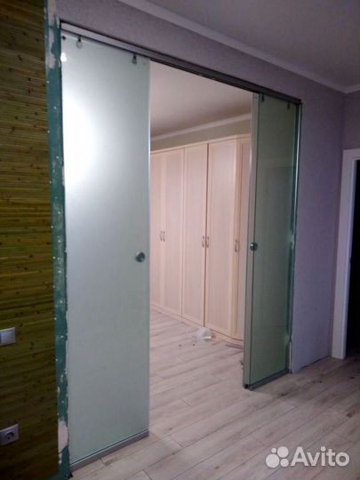 Дверная перегородка из ударопрочного стекла