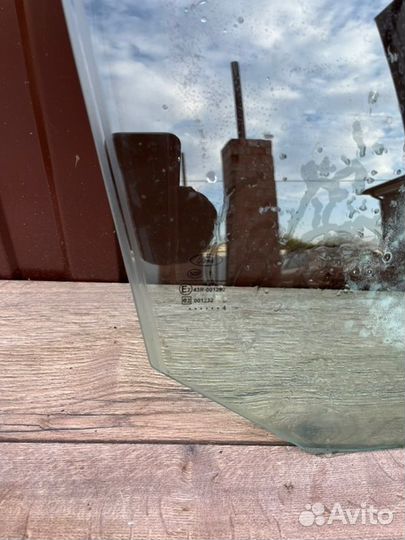 Стекло двери переднее правое Ford Focus 1 седан