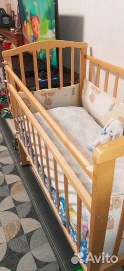 Детская кроватка с маятником