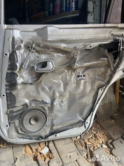 Задняя правая дверь мазда демио