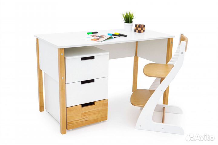 Письменный стол для детской. Дерево-белыи