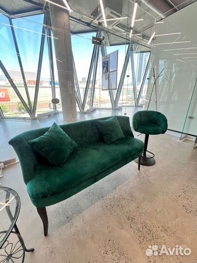 Диван и стулья барные