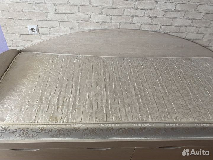 Кровать с полкой
