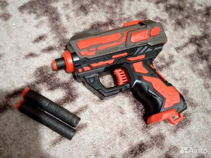 Игрушечный пистолет с мягкими пулькоми