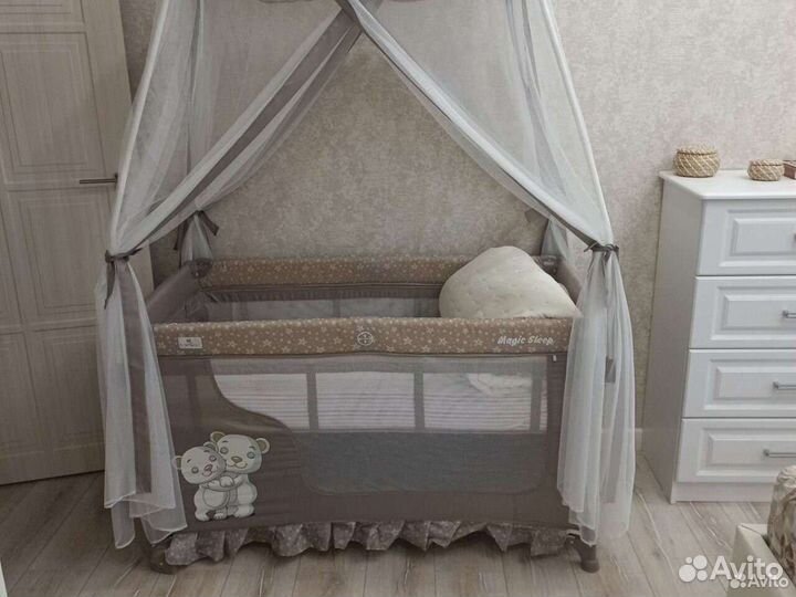 Складная кроватка с пеленальным столиком