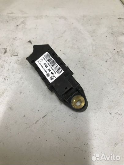 Датчик удара задний левый Mercedes-Benz E-Class