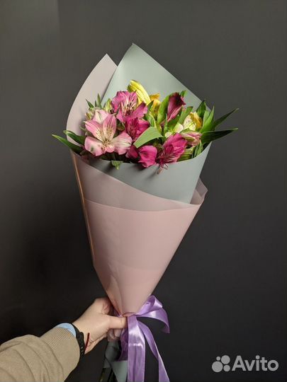 Букет из 7 фиолетовых и жёлтых альстромерий