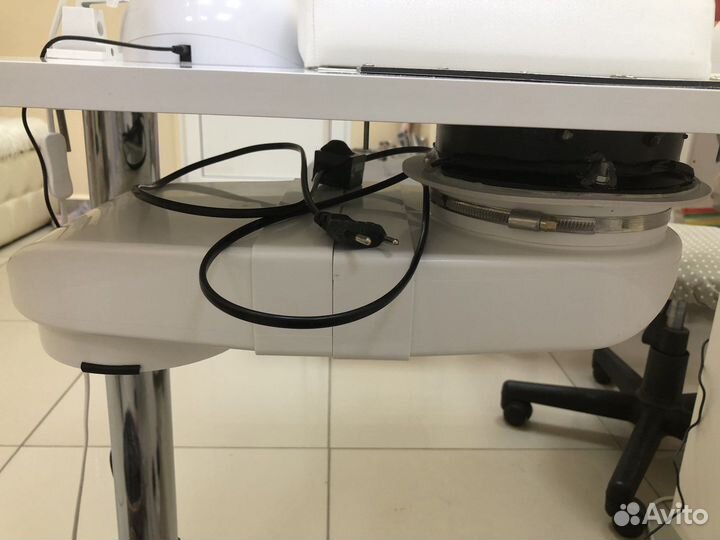 Пылесос маникюрный встроеный