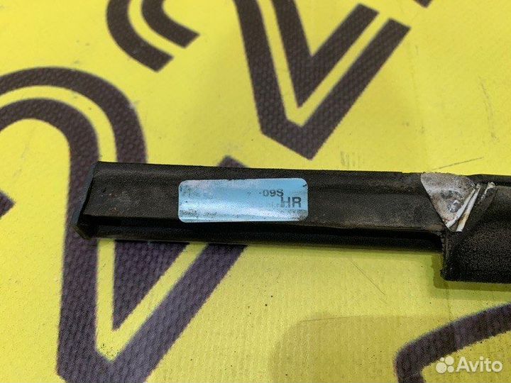 Молдинг стекла (на дверь) задний правый Volkswagen