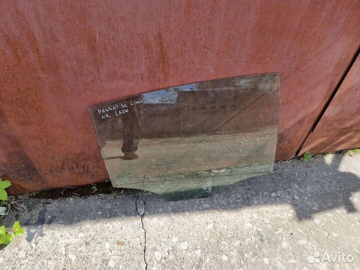 Стекло задней правой двери Пассат Б-6 седан