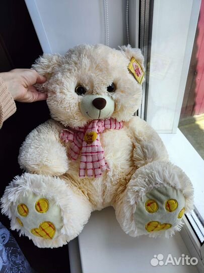 Плюшевый медведь с этикеткой