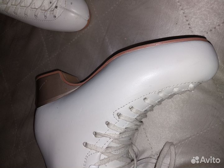 Ботинки для фигурного катания