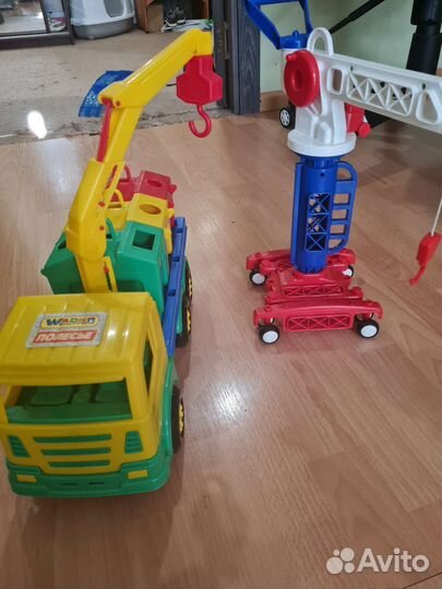 Кран и мусоровоз