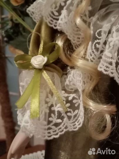 Кукла фарфоровая