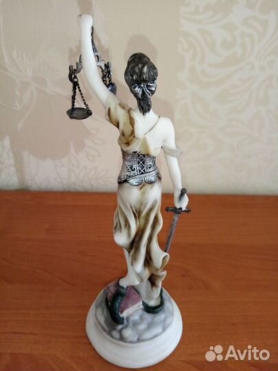 Фигурка богини Фемиды с весами