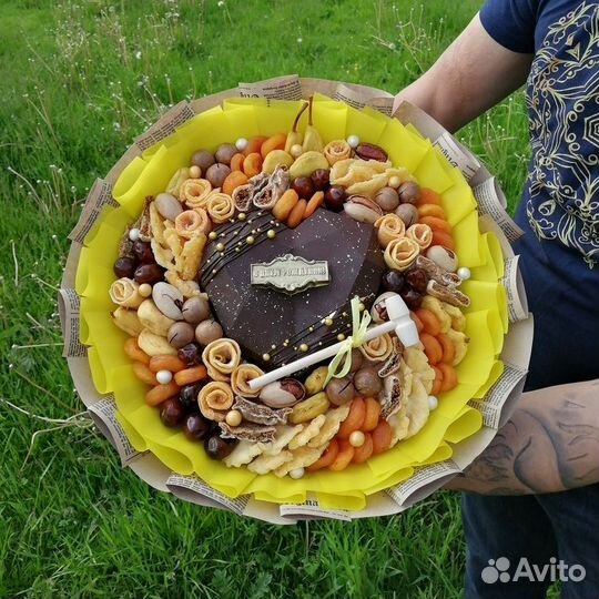 Букет сюрприз из сухофруктов и шоколада