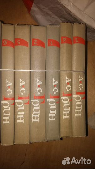 Тома книг