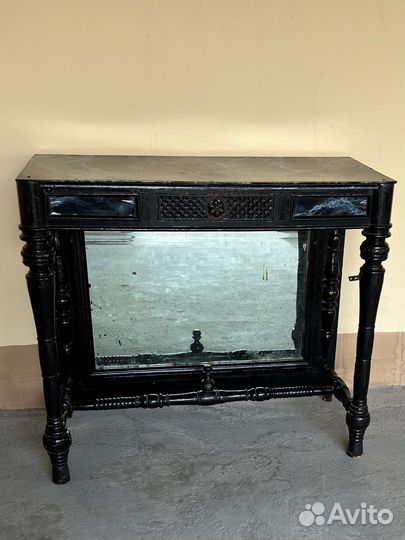Старинный антикварный столик