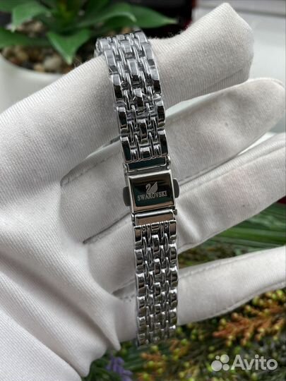 Женские наручные часы swarovski