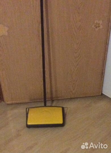 Щетка механическая для чистки ковров и пола