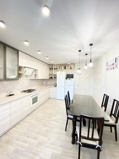 3-к. квартира, 102 м², 3/9 эт.