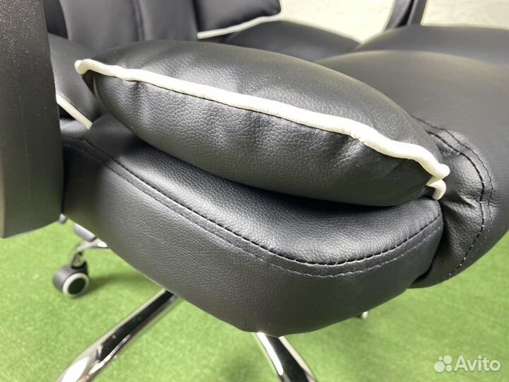 Офисное кресло руководителя новое череое 808