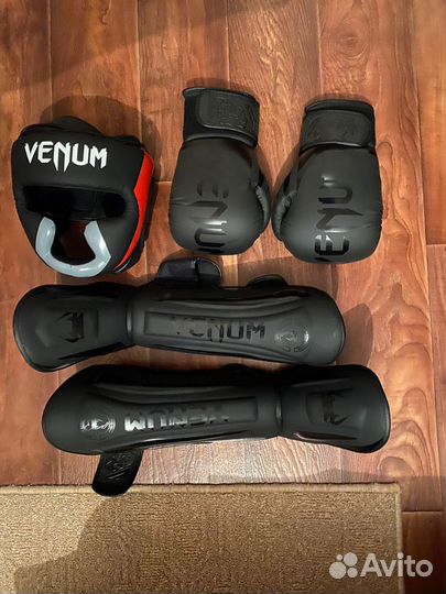 Боксерские перчатки,шлем,щитки