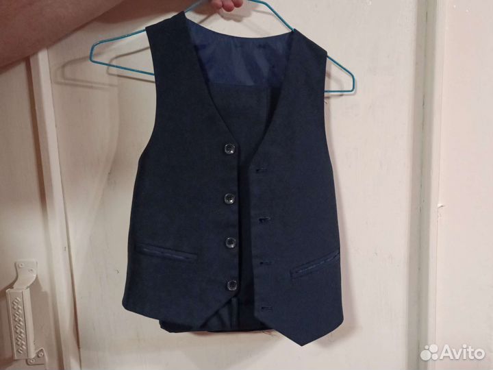 Брючный костюм с жилетом