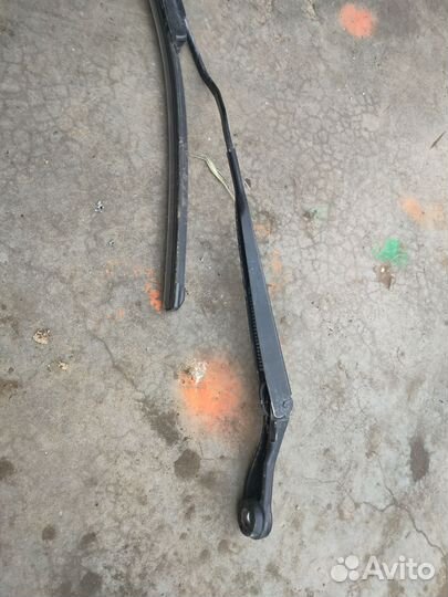 Поводок дворника левый nissan note e11