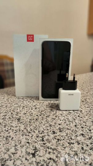 Телефон OnePlus 6T в очень хорошем состоянии