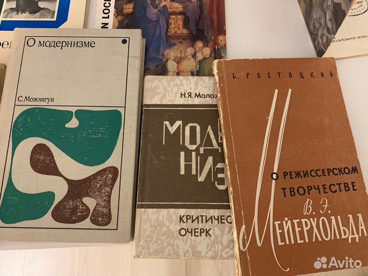 Стопка книг об искусстве и театре