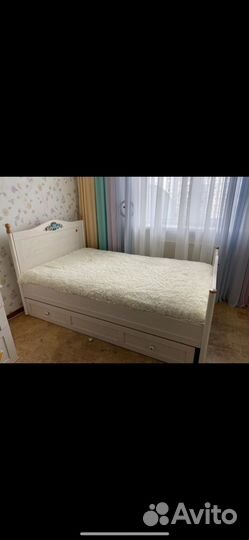 Туалетный стол, кровать, стул, рабочий стол