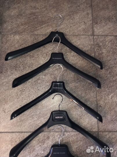 Брендовые плечики вешалки