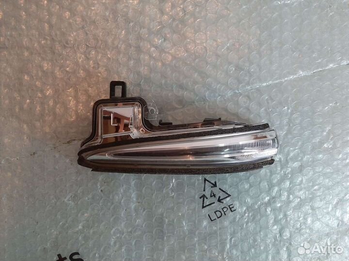 Повторитель левого зеркала Toyota Rav 4 XA50